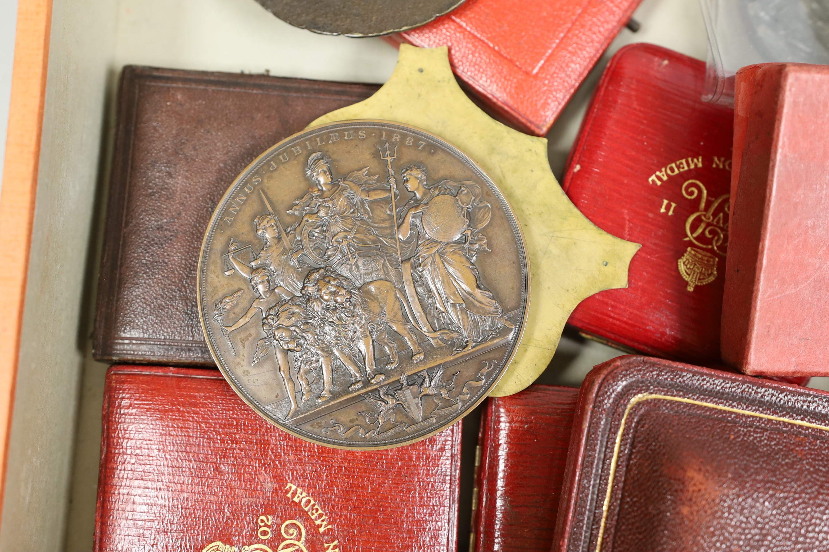 A mixed collection of British cased commemorative medallions to include a cased silver and two bronze Edward VII coronation medallions 1902, A George V Jubilee medallion, etc (group)